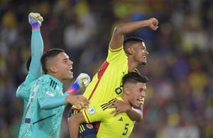 Los jugadores de la Selección Colombia Sub-20 celebran el triunfo ante Ecuador