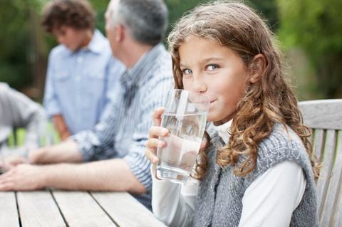Se debe enseñar a los niños el hábito de tomar agua durante el día.