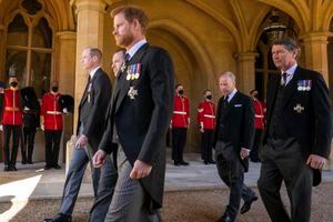 Príncipes William y Harry son seguidos de Peter Phillips y el conde de Snowdon durante el funeral del príncipe Felipe.