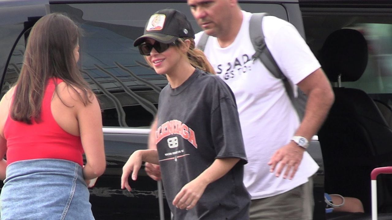 Shakira de regreso a Barcelona con presencia de su hermano Tonino.