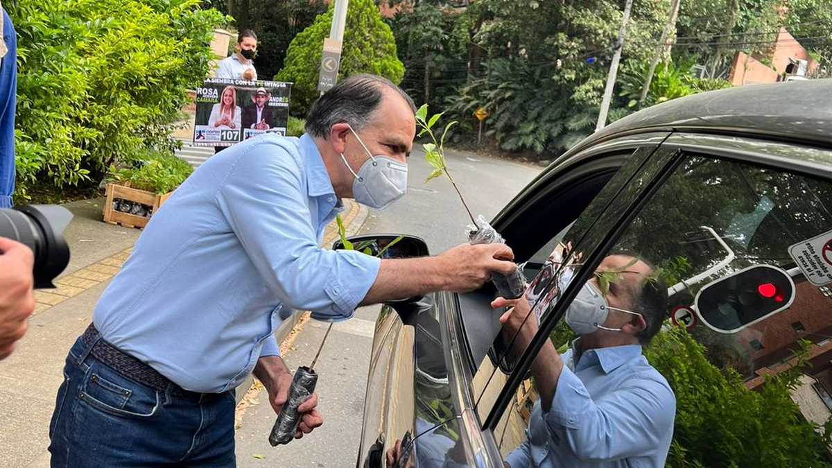 El candidato presidencial Oscar Iván Zuluaga recorre las calles de medelín repartiendo plantas