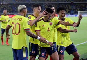 BARRANQUILLA, COLOMBIA - SEPTEMBER 09: Players of Colombia celebrate after Luis Diaz (#4) scored the third goal of their team during a match between Colombia and Chile as part of South American Qualifiers for Qatar 2022 at Estadio Metropolitano on September 09, 2021 in Barranquilla, Colombia. (Photo by Jairo Cassiani/Vizzor Image/Getty Images)