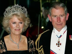 Camilla con la tiara Delhi Durbar durante una cena de gala en Noruega con Carlos, en 2005.