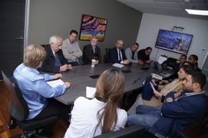 La ministra de trabajo, Gloria Inés Ramírez, con trabajadores de Justo & Bueno.