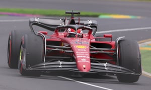 El piloto monegasco de Ferrari Charles Leclerc durante la segunda práctica antes del Gran Premio de Australia de Fórmula Uno, en Melbourne, Australia, el 8 de abril de 2022. (AP Foto/Asanka Brendon Ratnayake)