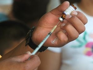Imagen de referencia. Un enfermero prepara una dosis de vacuna contra el sarampión.