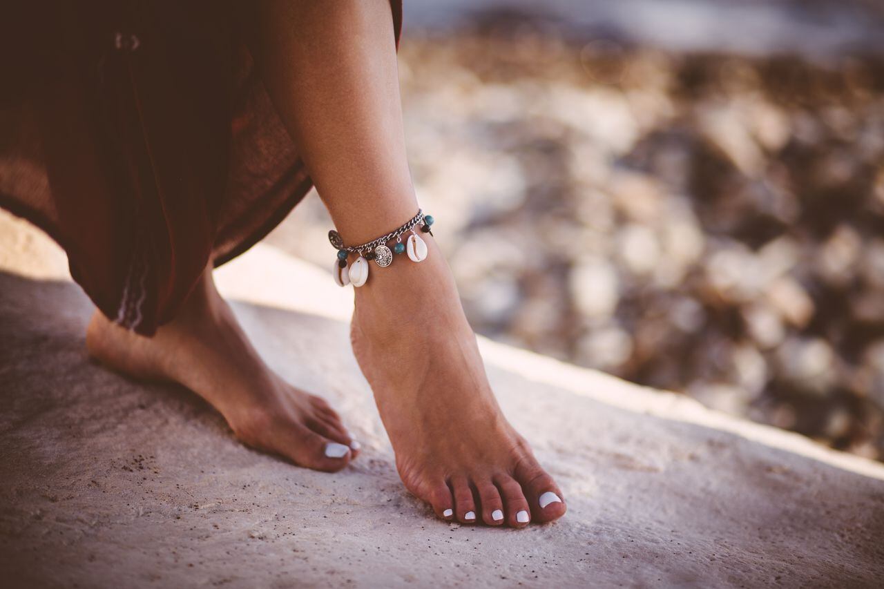¿Qué significa una pulsera en el tobillo izquierdo de una mujer?