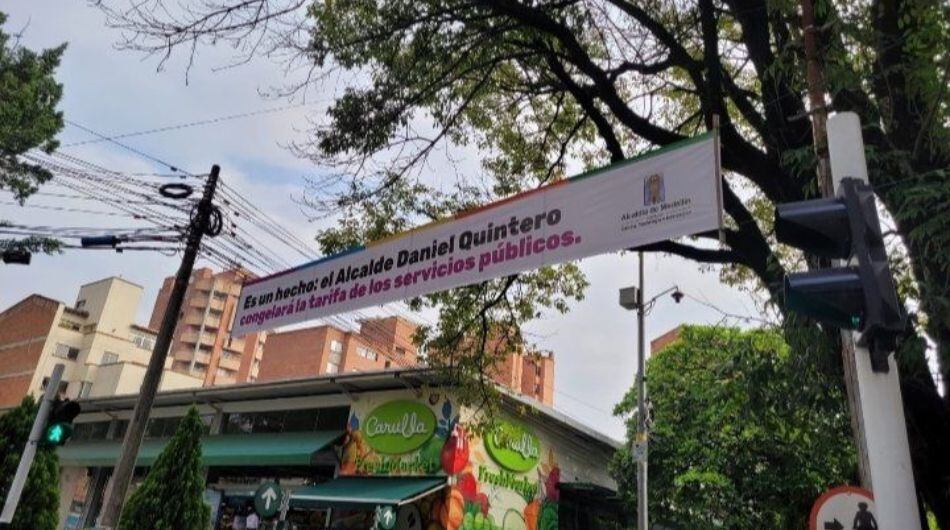 Valla publicitaria que enreda a la Alcaldía de Medellín.