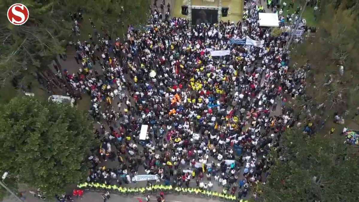 Indagatoria a Uribe: las calles reaccionan en defensa y en contra del expresidente