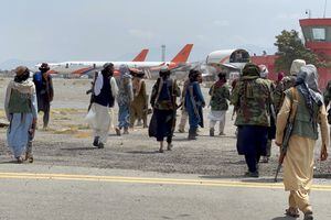 Las fuerzas talibanes patrullan en una pista un día después de que las tropas estadounidenses se retiraran del aeropuerto internacional Hamid Karzai en Kabul, Afganistán, el 31 de agosto de 2021. REUTERS / Stringer