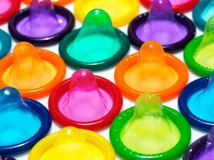 Condones en colores del arco iris