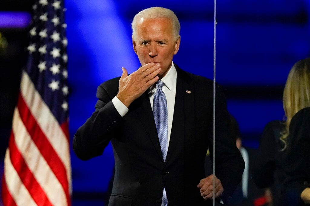 Presidente electo Joe Biden manda un beso a sus seguidores el 7 de noviembre en Wilmington.
