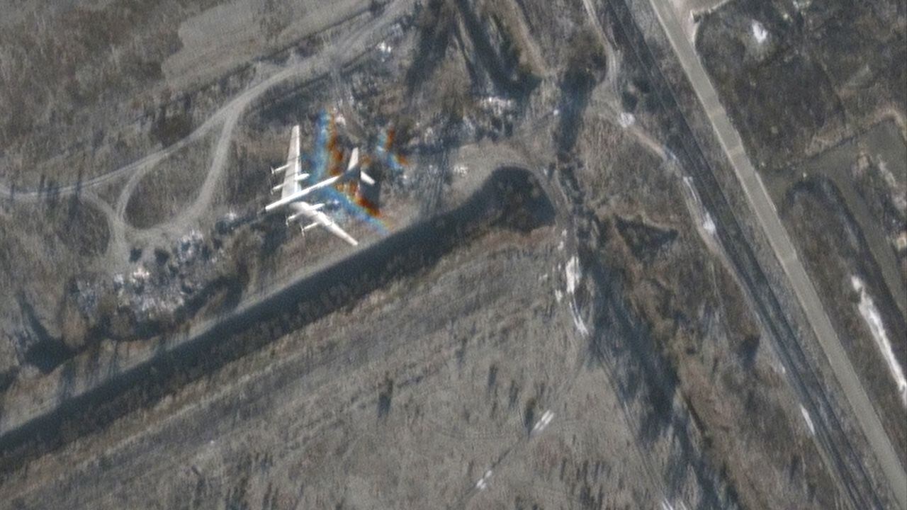 Esta imagen satelital del folleto publicada y recopilada por Maxar Technologies el 5 de diciembre de 2022 muestra la actividad de vuelo de un bombardero Tu-95 en la base aérea de Engels, en Rusia, que alberga una base militar de bombarderos estratégicos. - Los informes noticiosos dijeron que dos aeródromos rusos, incluida una base para el avión estratégico del país que, según Kyiv, se ha utilizado para atacar a Ucrania, habían sido sacudidos por explosiones. (Foto de Handout / Imagen satelital  2022 Maxar Technologies / AFP) / -----NOTA DEL EDITOR --- RESTRINGIDO A USO EDITORIAL - CRÉDITO OBLIGATORIO "FOTO AFP / FOLLETO/ Imagen satelital  2022 Maxar Technologies " - SIN MARKETING - NO CAMPAÑAS PUBLICITARIAS - DISTRIBUIDAS COMO SERVICIO A CLIENTES - SIN ARCHIVOS / LA MARCA DE AGUA NO SE PUEDE QUITAR/RECORTAR