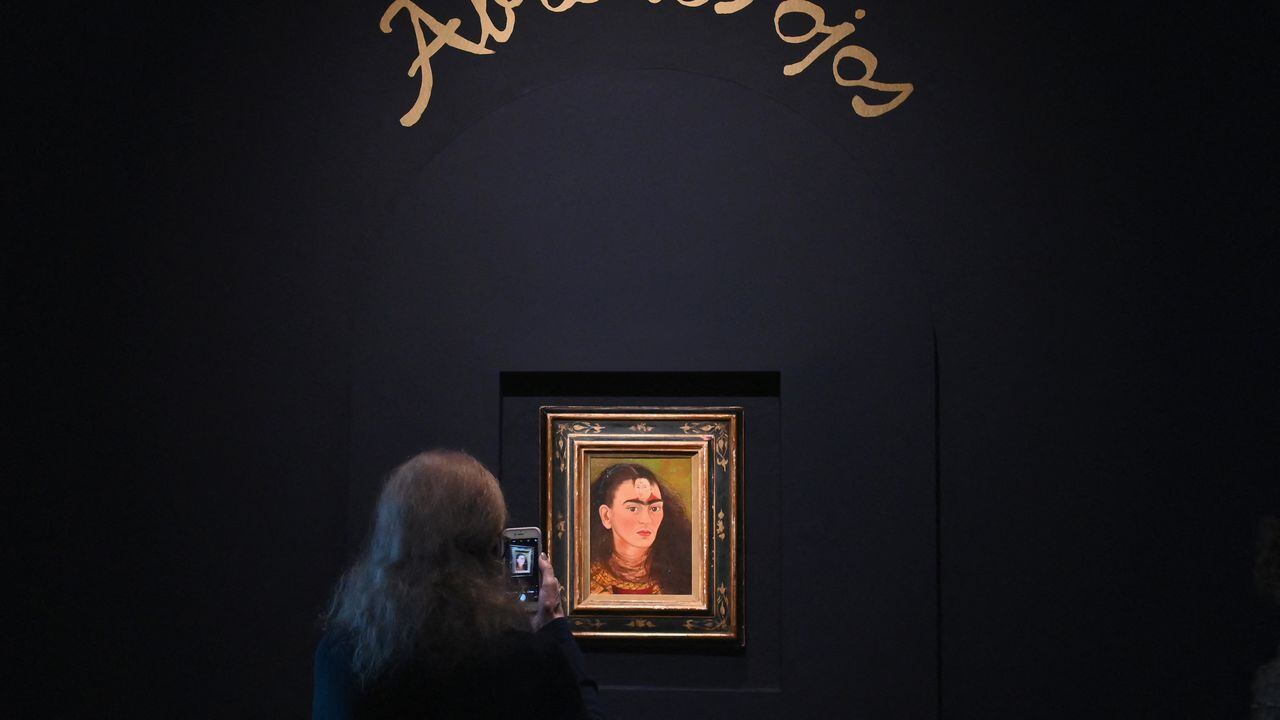 Frida Kahlo, "Diego y yo" en subasta en Sotheby's en NY. Foto by ANGELA WEISS / AFP
