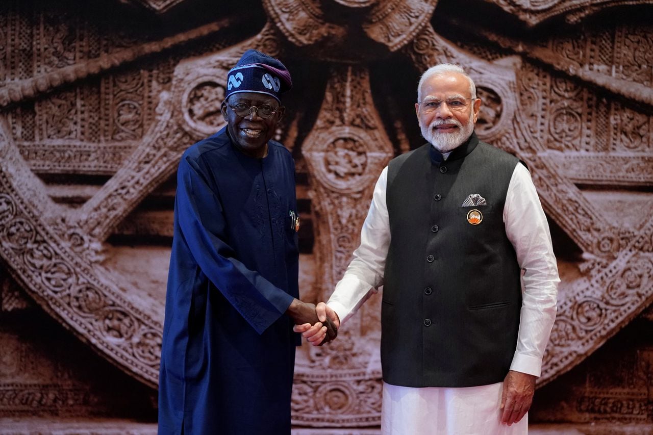 El Primer Ministro de la India, Narendra Modi, estrecha la mano del Presidente de Nigeria, Bola Ahmed Tinubu, en la Cumbre del G20 en Nueva Delhi, India.