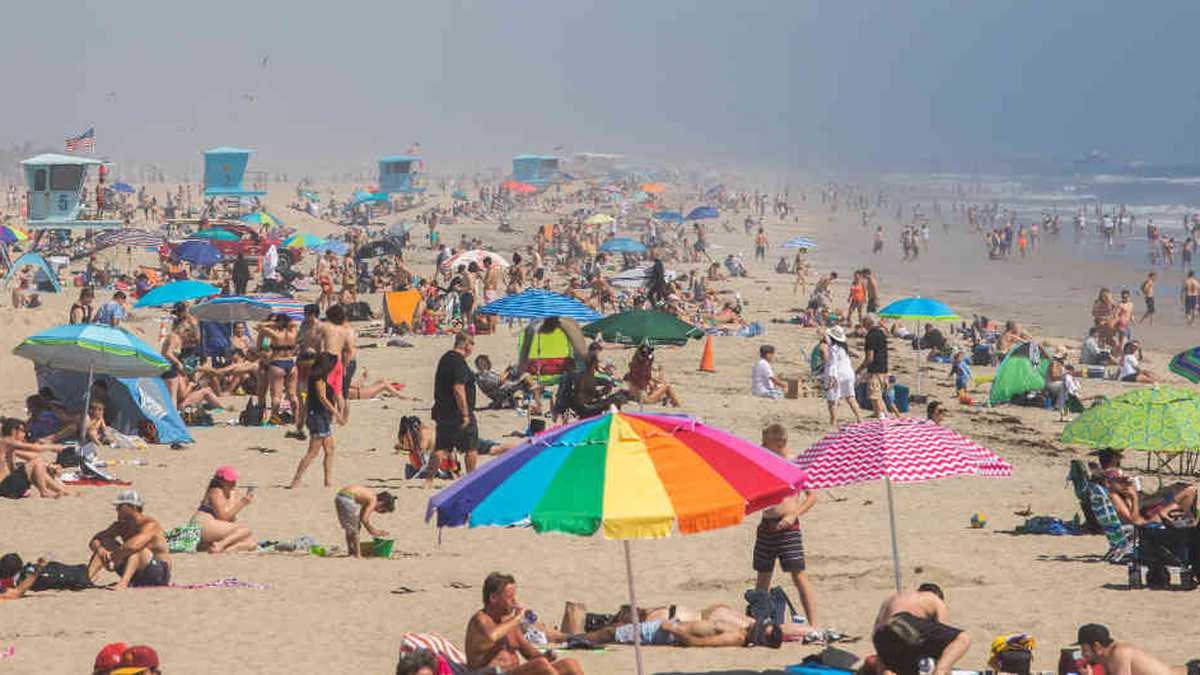 Una mujer de 63 años perdió la vida luego de ser golpeada y empalada por una sombrilla de playa en el Garden City Beach, California del sur de Estados Unidos.