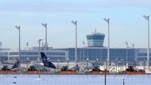 Las tripulaciones del aeropuerto limpian la nieve y el hielo en Munich, Alemania, el martes 5 de diciembre de 2023. El aeropuerto de Munich suspendió temporalmente las operaciones de vuelo el martes por la mañana debido a la lluvia helada mientras el clima frío continuaba en la región. (Foto AP/Matthias Schrader)