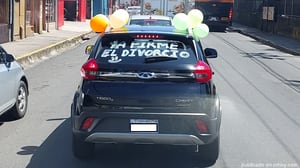 hombre celebró en Costa Rica que firmó el divorcio