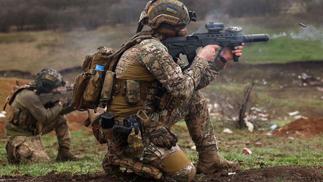 Los miembros de las fuerzas especiales ucranianas se dedican a poner a cero sus armas antes de una misión, en medio del ataque de Rusia a Ucrania, en la región de Bakhmut, Ucrania