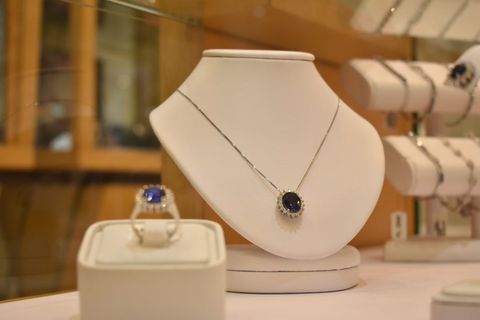El zafiro es una de las piedras preciosas que más llaman la atención debido a su color azul oscuro.
