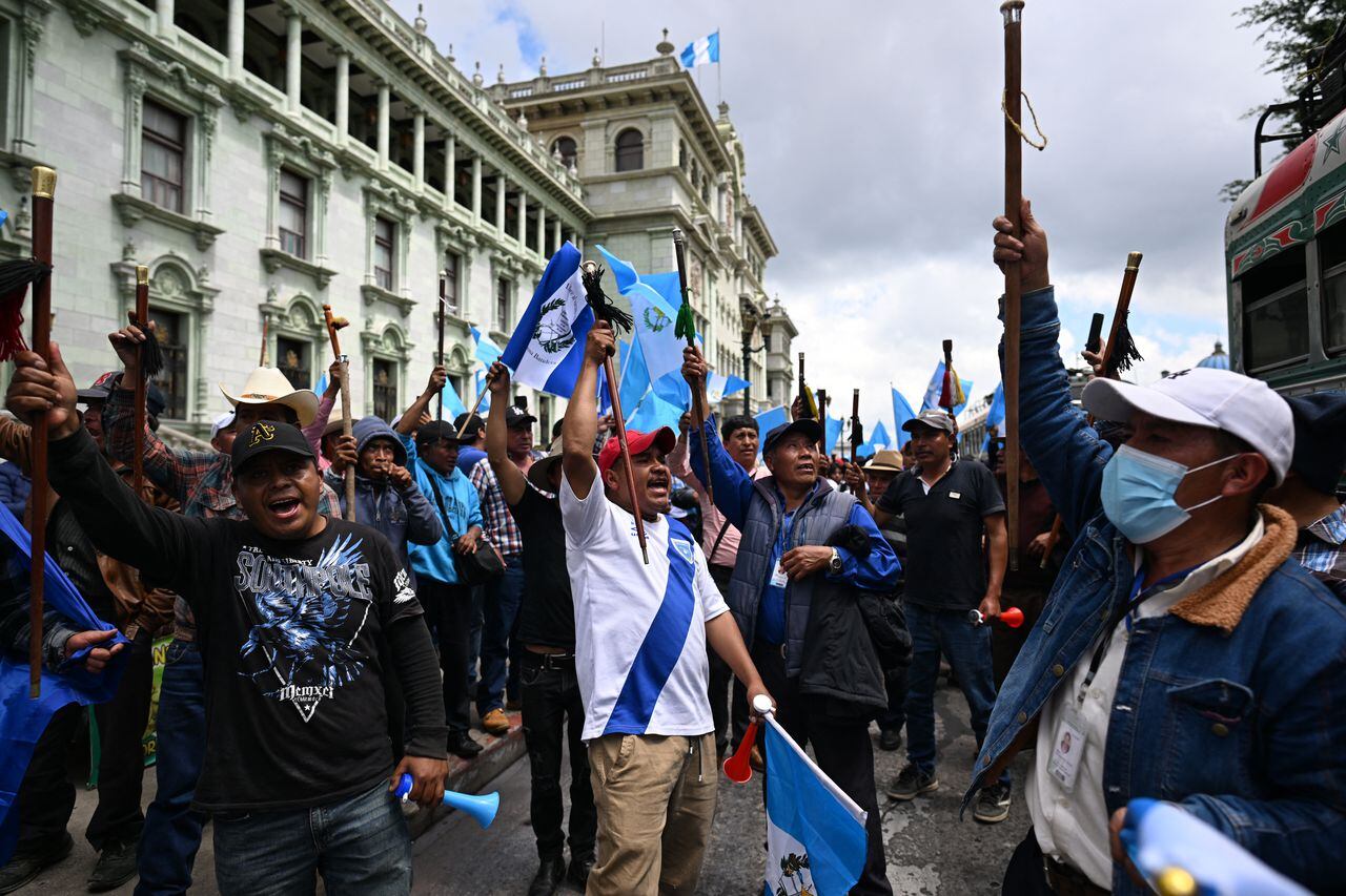 Manifestantes que acusan a Porras y Curruchiche de persecución contra el presidente electo Bernardo Arévalo, protestan desde hace semanas con bloqueos que comienzan a generar escasez de combustible y aumento de precios de productos básicos. (Foto de Johan ORDÓNEZ/AFP)