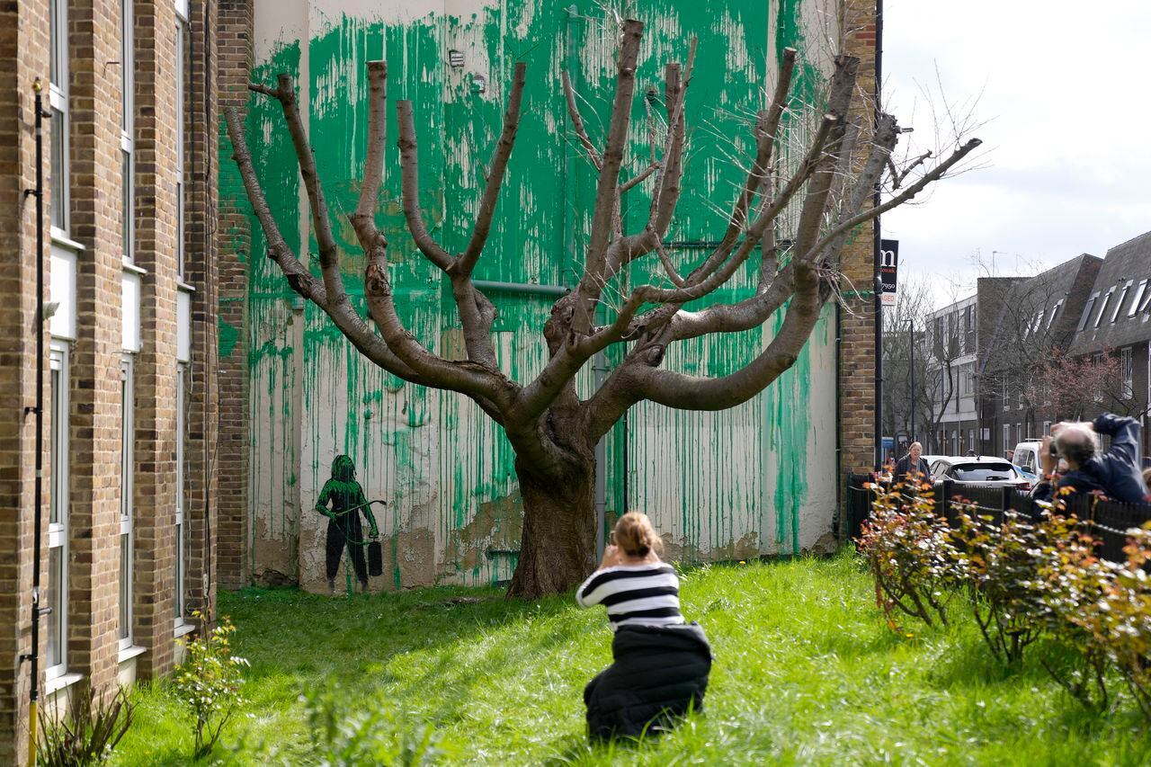 Banksy reclamó el trabajo publicando fotos de antes y después de la ubicación en su cuenta oficial de Instagram.