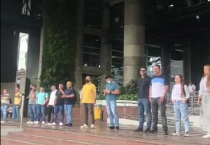 Un grupo de personas obstaculizan el ingreso a EPM del alcalde encargado de Medellín.