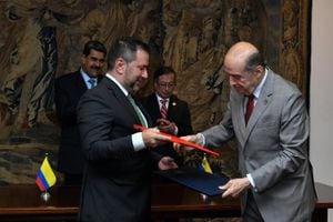 Canciller Álvaro Leyva y su homólogo venezolano Yvan Gil, firmaron instrumento a través del cual se crea la "Comisión de Vecindad".