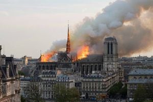 El incendio en la catedral de Notre Dame de París declarado el 15 de abril de 2019. Foto: AFP/Archivos / Fabien Barrau