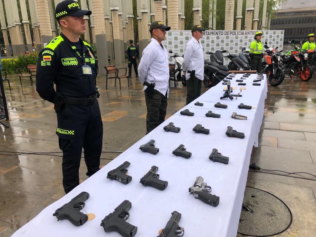 Armas de fuego incautadas en la ciudad de Medellín.
