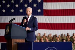 El presidente Joe Biden habla en la Base Conjunta Elmendorf-Richardson para conmemorar el aniversario de los ataques terroristas del 11 de septiembre, el lunes 11 de septiembre de 2023, en Anchorage