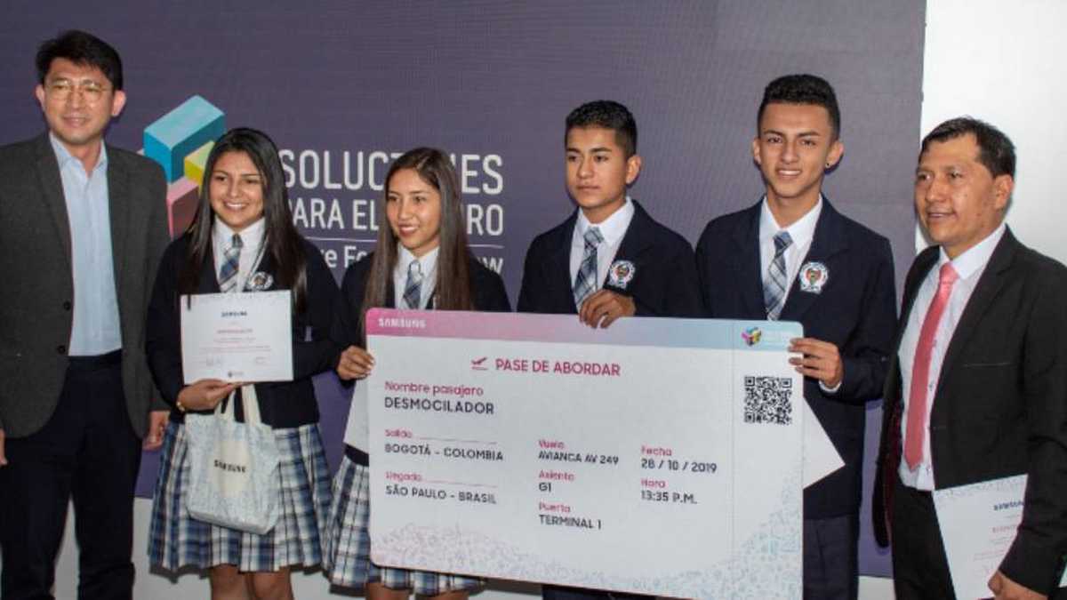 Los estudiantes recibieron el premio de manos del presidente de Samsung Colombia, Mr. Young Kim.
