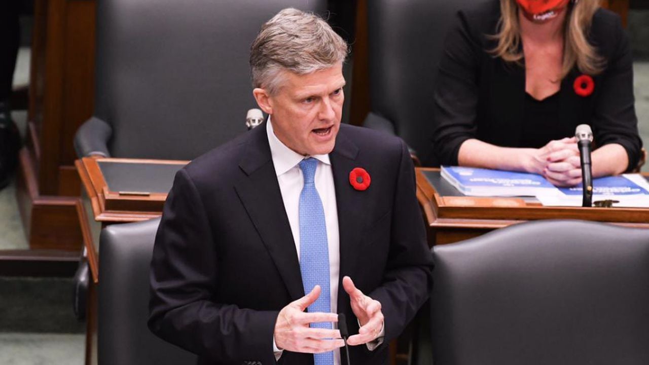 Rod Phillips, ministro en Canadá destituido por irse de vacaciones en pleno coronavirus