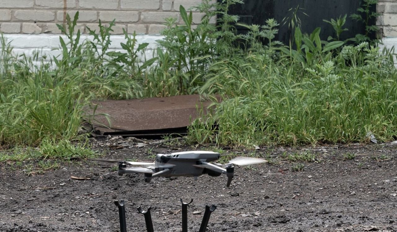 Un dron DJI Mavic 3 de las fuerzas armadas de Ucrania vuela y hace reconocimiento gracias al uso de la tecnología Starlink