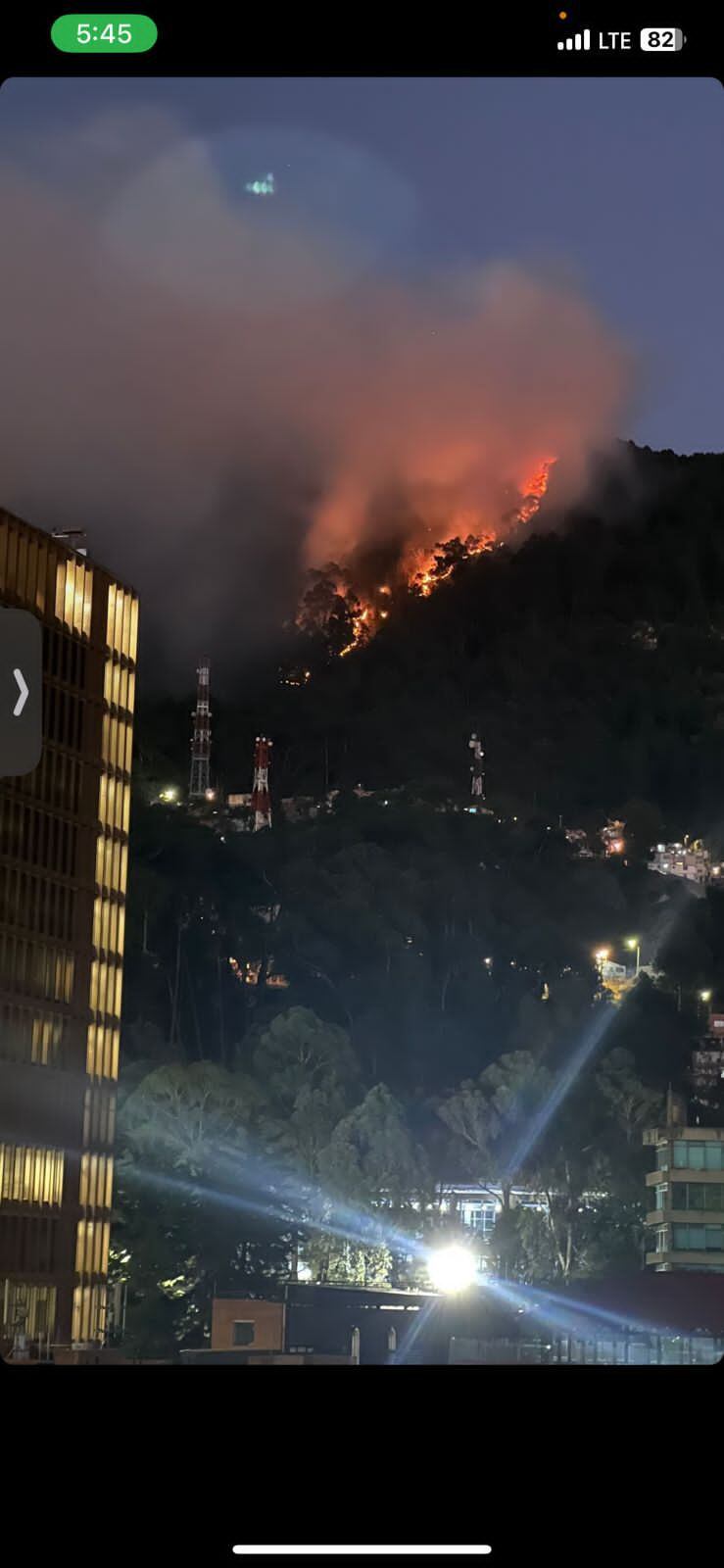 Usuarios en redes sociales han capturado la magnitud del incendio en el cerro El Cable.