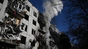 Los bomberos trabajan en un incendio en un edificio después de los bombardeos en la ciudad de Chuguiv, en el este de Ucrania, el 24 de febrero de 2022.