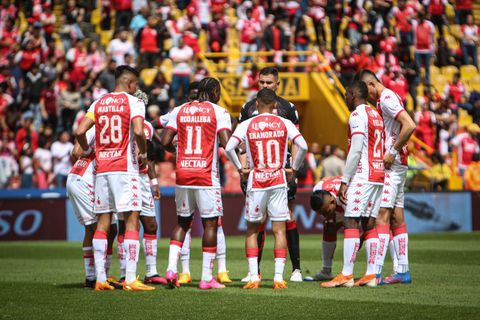 Jugadores de Independiente Santa Fe antes del partido ante Tolima