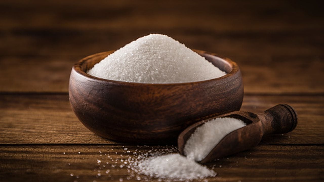Muchas personas acuden a los endulzantes artificiales, como el caso del eritritol, para reemplazar el azúcar de mesa, debido a que son productos bajos en calorías y carbohidratos.