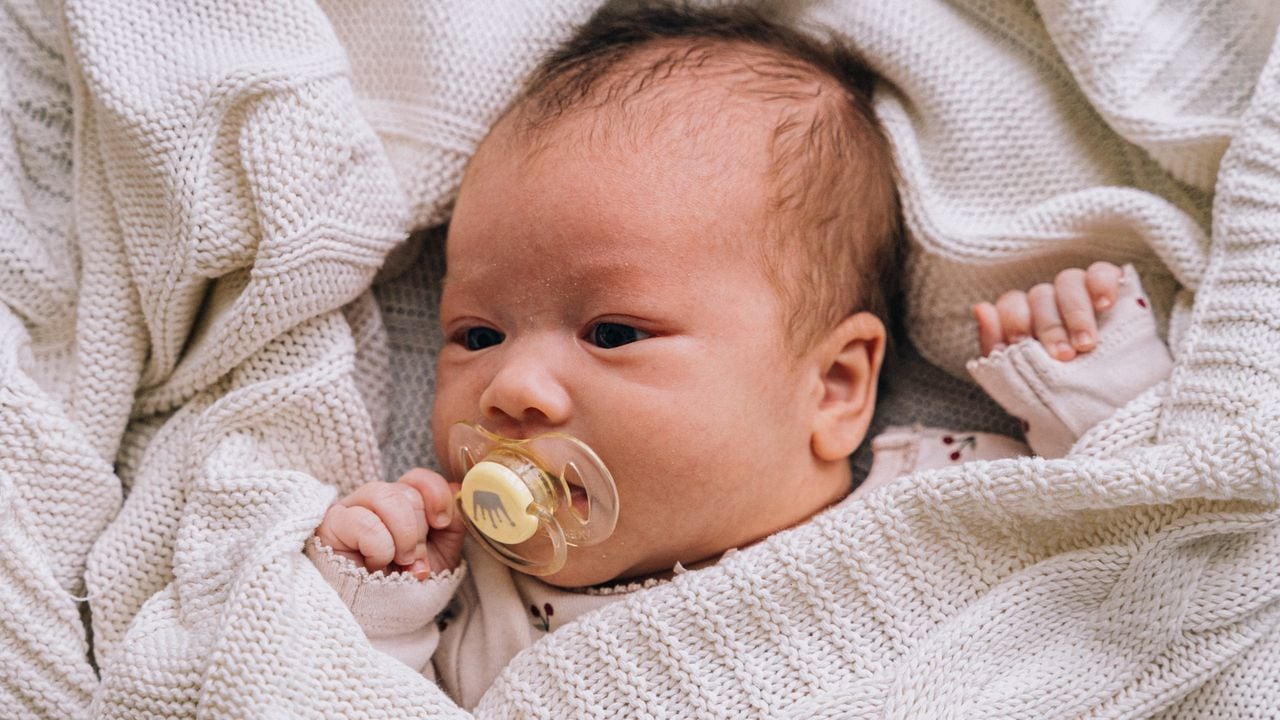 El chupo integra una serie de sensores selectivos que miden las concentraciones de iones de sodio y potasio en la saliva de los bebés. Foto: Europa Press.