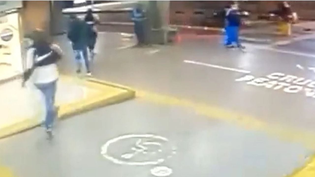 Hinchas del Deportivo Cali llegan al terminal de Cali a buscar hinchas del Medellín. Foto captura de pantalla vídeo de cámara de seguridad de la terminal de transporte de Cali