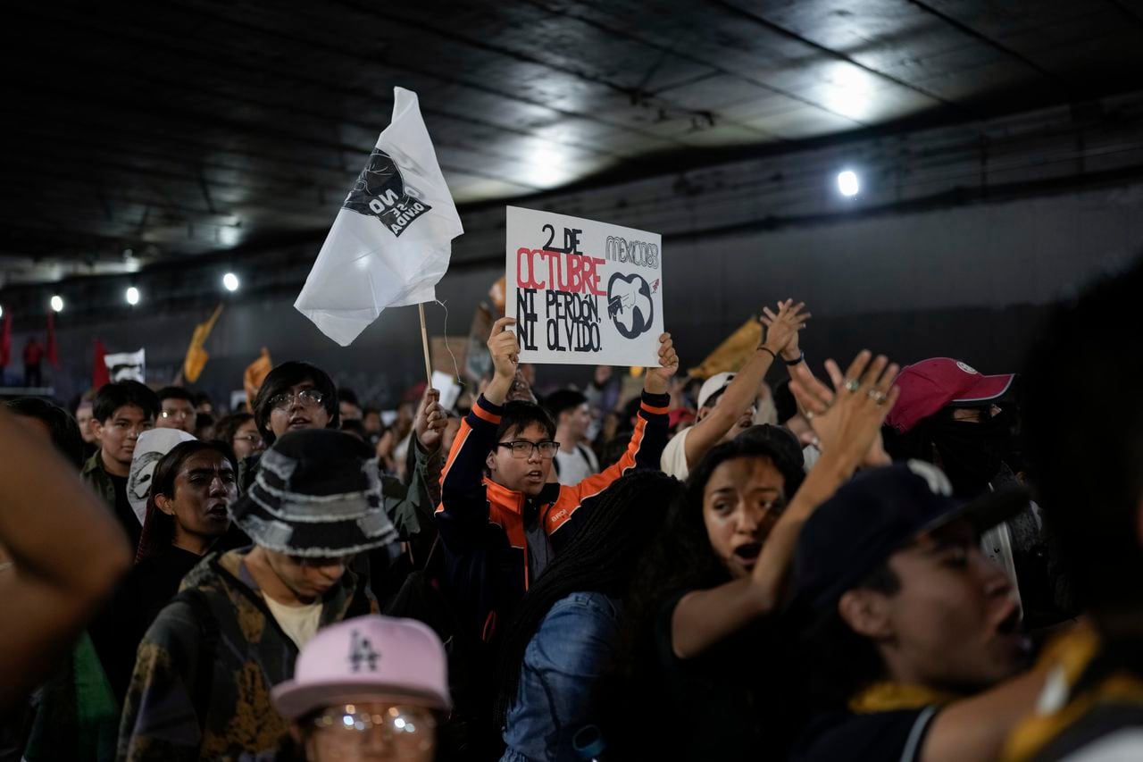 La movilización culminó en el Zócalo, la plaza central de la capital, donde un grupo de manifestantes, con los rostros cubiertos, golpeó y lanzó objetos contundentes hacia las vallas de metal que protegían el Palacio Nacional, que estaba custodiado por las fuerzas de seguridad.