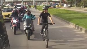 Motociclista invadió ciclovía en Bogotá y casi genera un choque