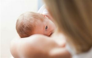 Poner el niño al seno en la primera hora de nacido favorece el pronto establecimiento de la lactancia materna. Foto: Pantherstock