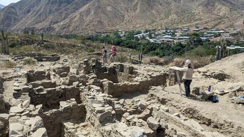Un equipo de arqueólogos peruanos y japoneses descubrió en el norte de Perú un sitio arqueológico prehispánico dedicado al culto a los antepasados, con cámaras funerarias subterráneas y restos humanos con ofrendas cerámicas.