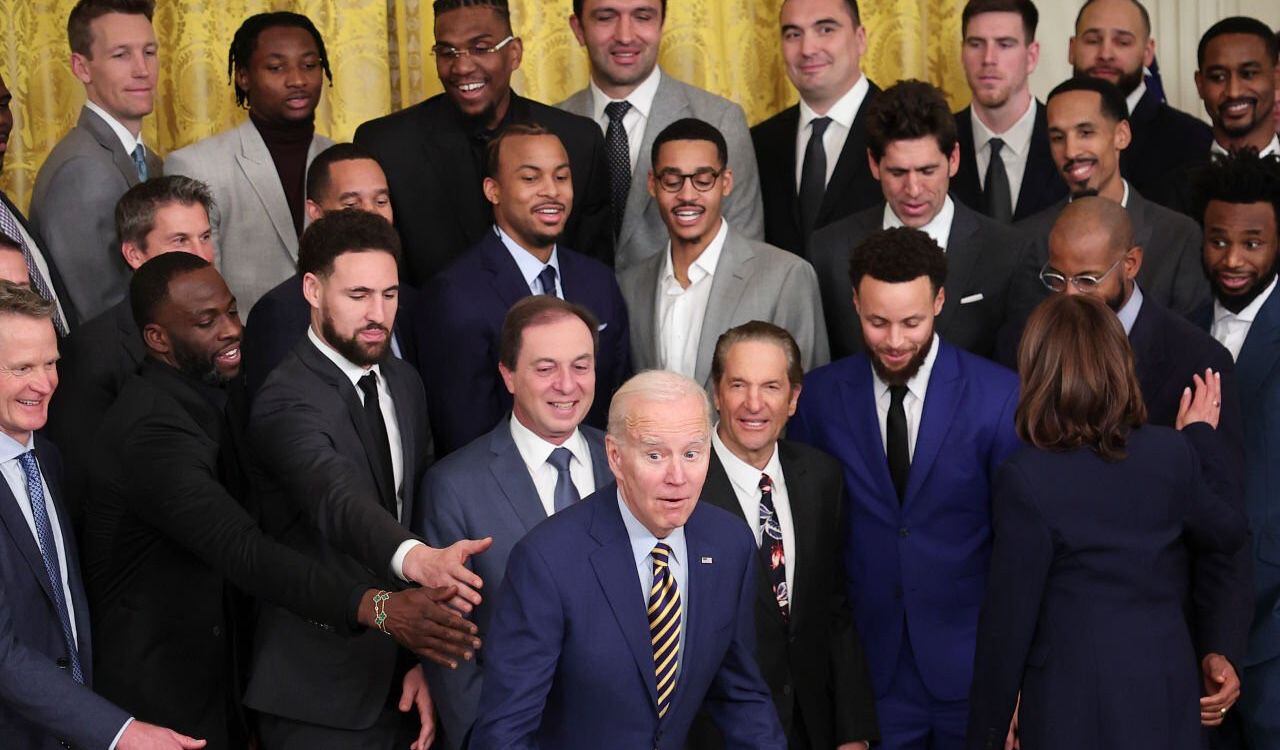 El presidente Joe Biden estuvo muy alegre en la visita a La Casa Blanca del equipo de la NBA, los Golden State Warriors
