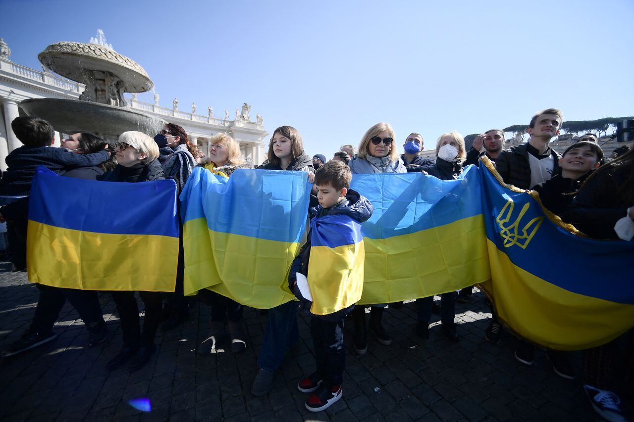 Feligreses con bandera ucraniana