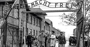 Las víctimas salen de Auschwitz-Birkenau, el 27 de enero de 1945. Se lee “Arbeit Macht Frei” (“El trabajo los hará libres”).
