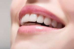 Unos correctos hábitos de higiene bucodental pueden prevenir enfermedades en las encías y dientes.