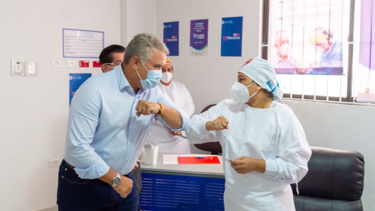 Iván Duque presidente de Colombia con Verónica Machado primera vacunada