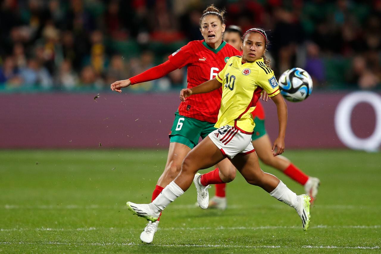 Leicy Santos de Colombia, a la derecha, desafía a Elodie Nahla Nakkach de Marruecos durante el partido de fútbol del Grupo H de la Copa Mundial Femenina entre Marruecos y Colombia en Perth, Australia, el jueves 3 de agosto de 2023. (Foto AP/Gary Day)